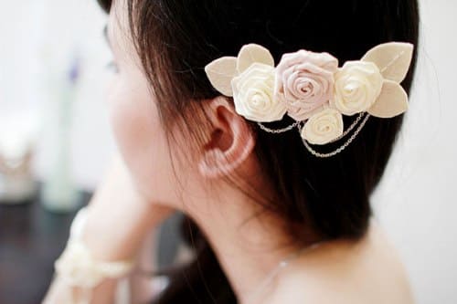chọn hoa cài tóc cho cô dâu