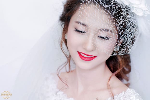 sử dụng phấn má nhẹ để giúp gương mặt tươi tắn, rạng rỡ mà vẫn tự nhiên