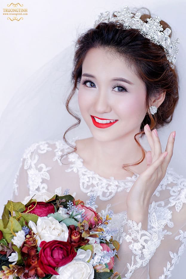 giúp cho cô dâu một đôi mắt thật long lanh vừa hài hòa với tông son đỏ quyến rũ